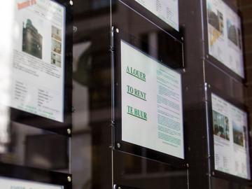 Een immokantoor etaleert haar aanbod aan huurwoningen en -appartementen